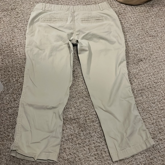 Women’s 5/6 reg Capri khakis - Picture 2 of 3